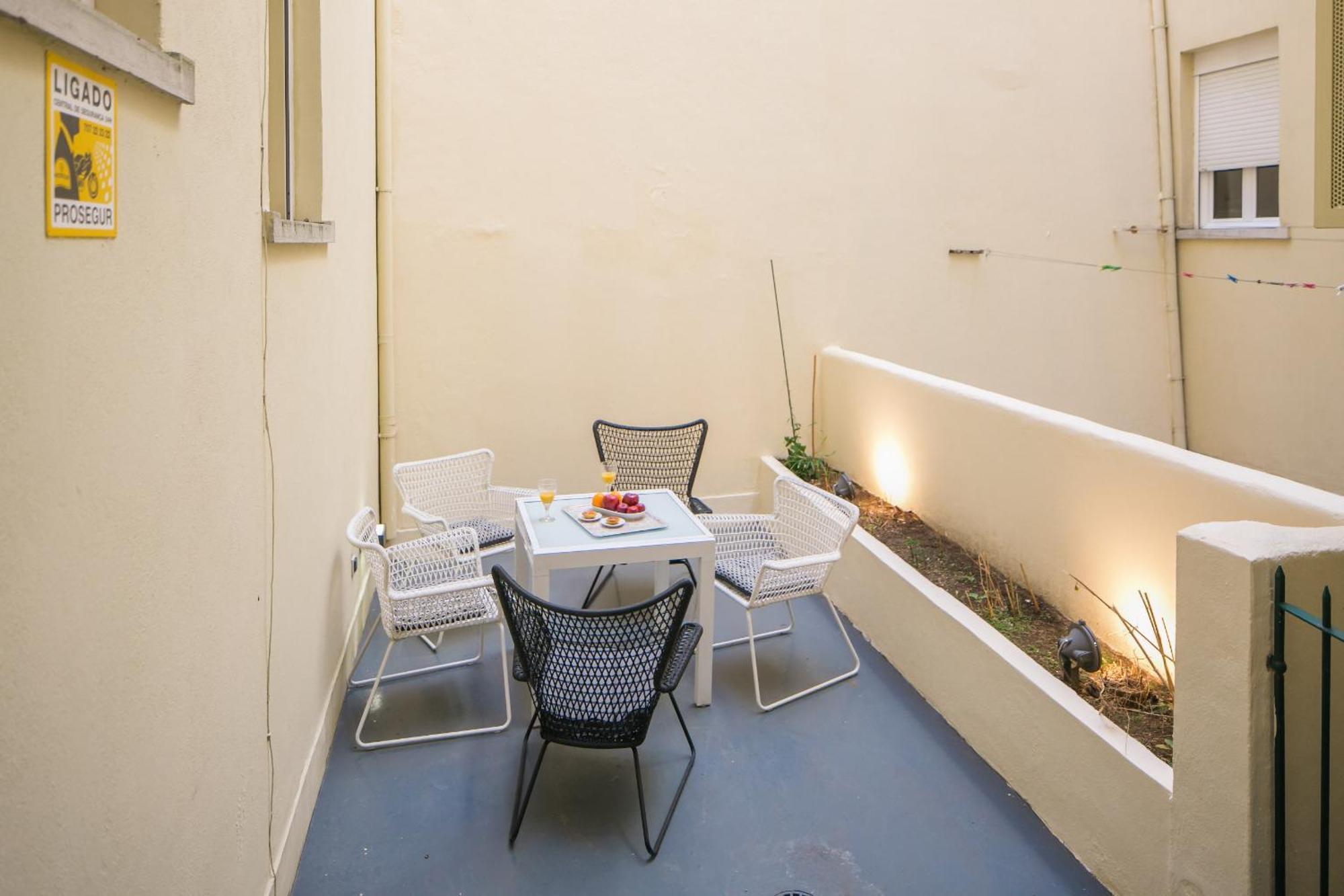 With A Terrace In The Heart Of Lisbon, 300 Apartment *